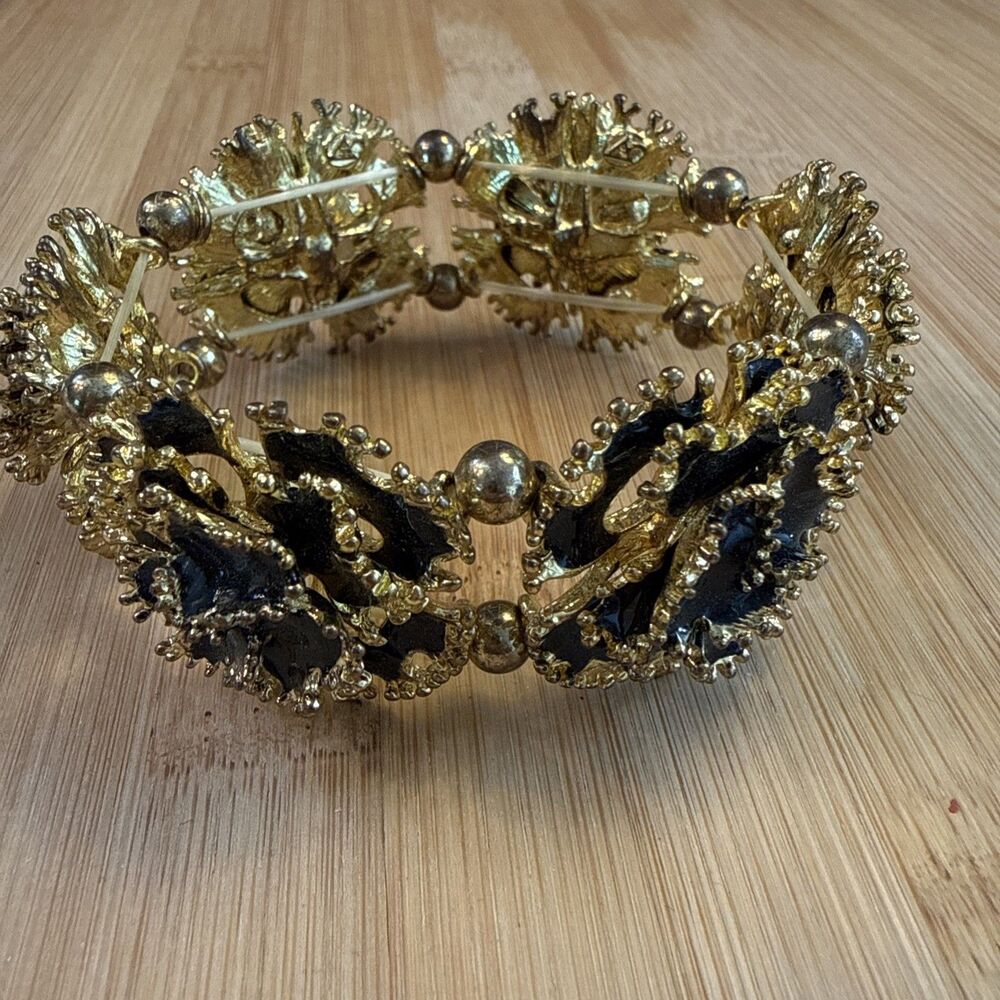BLACK ENAMEL PEDAL FLOWER ELASTIC BRACELET UNBRANDED￼GOLD